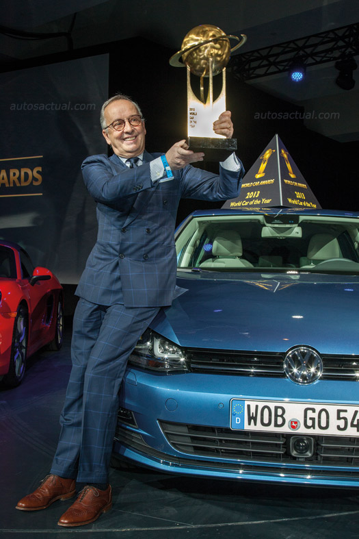 Golf es nombrado el World Car of The Year 2013, directivo recibiendo premio