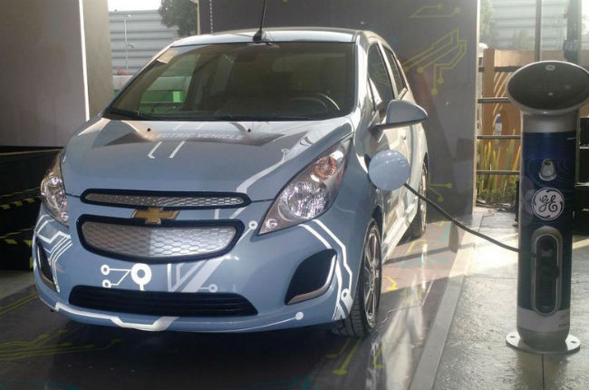 Chevrolet Spark EV eléctrico en estación de carga