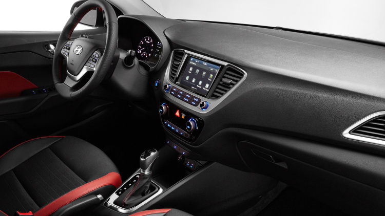 Hyundai Accent 2018 interior con pantalla touch Android Auto, Apple CarPlay