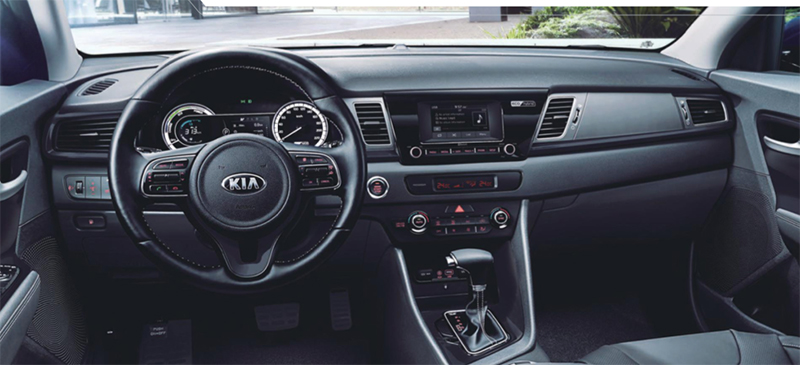 Kia Niro híbrido en México interior pantalla touch y volante con controles
