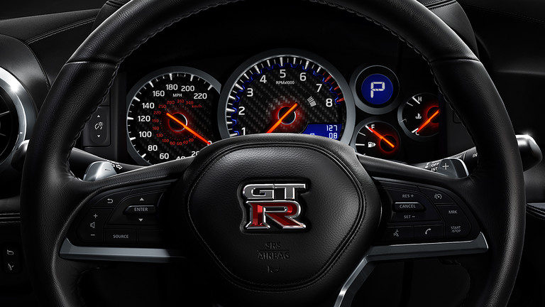 Nissan GT-R 2017 en México volante con cambios y pantalla optimizada 