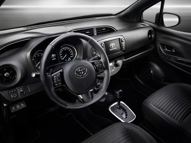 Toyota Yaris 2018 interior con pantalla touch 