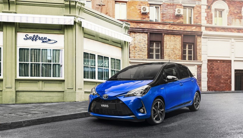 Toyota Yaris 2018 de perfil en calle nuevo frente perfil