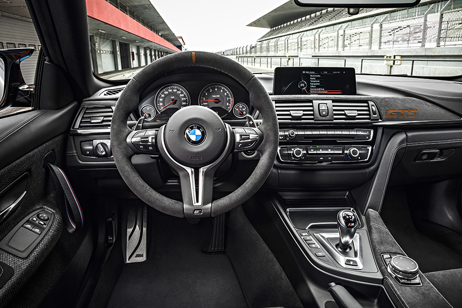 BMW M4 GTS 2017 en México interiores con pantalla touch y consola con controles