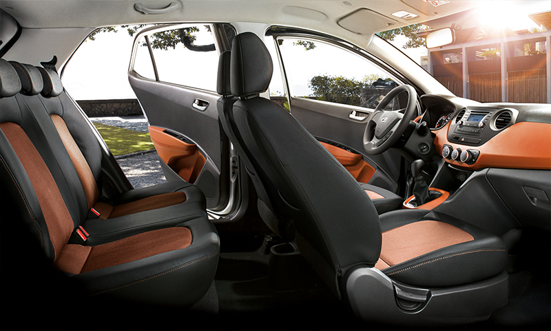 Hyundai Grand i10 México interior con asientos bicolor premium