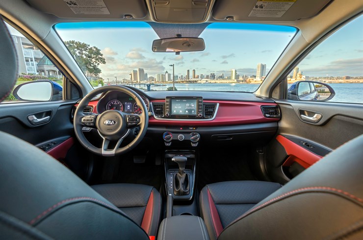 Kia Rio Sedán 2018 interior con pantalla touch Android Auto Apple CarPlay