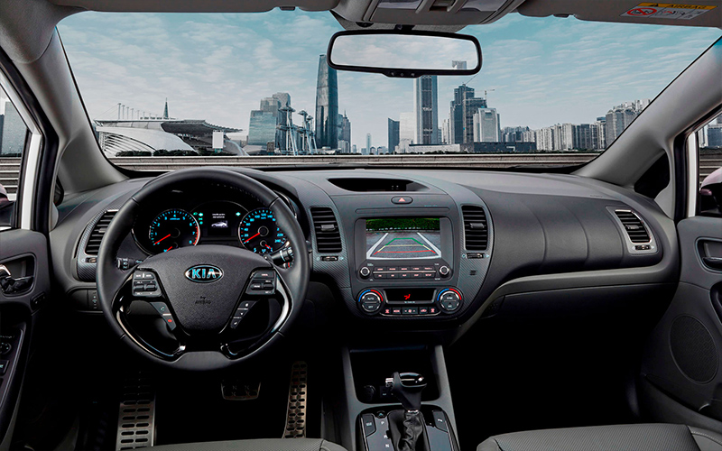 Kia Forte 2018 en México con nuevo motor Atkinson - interior con cámara de reversa y Apple CarPlay y Android Auto