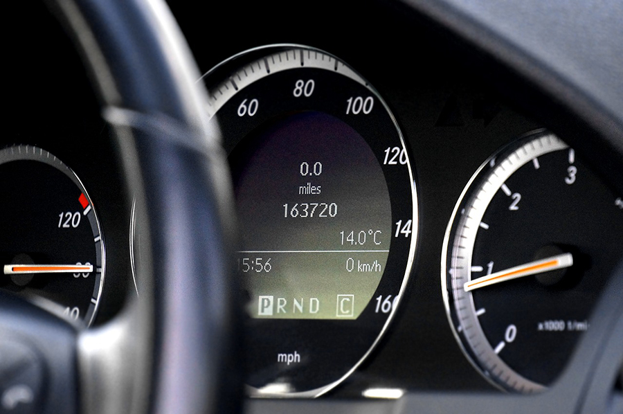 Tacómetro e información de gasolina y velocidad