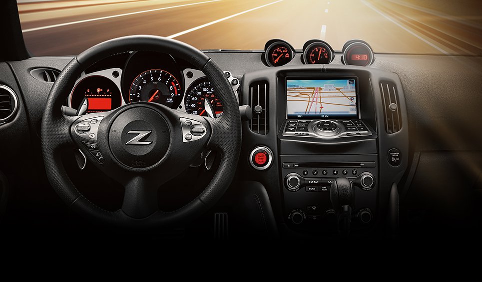 Nissan 370z Touring 2018 en México interiores pantalla touch y navegación