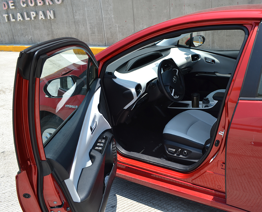 Toyota Prius 2017 en México prueba de manejo puerta abierta interiores