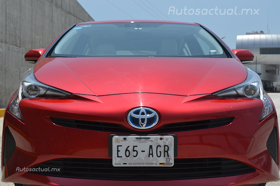 Toyota Prius 2017 en México prueba de manejo de frente emblema, faros y placa