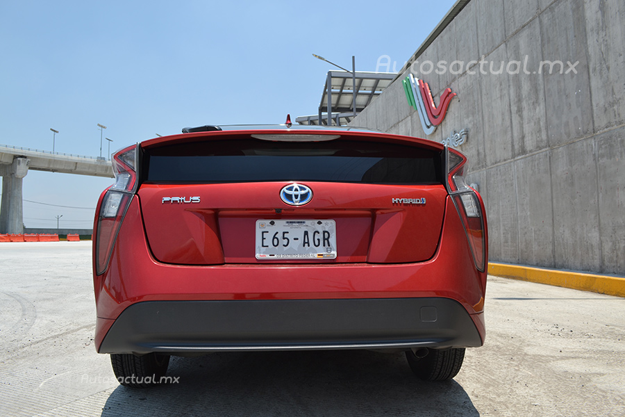 Toyota Prius 2017 en México prueba de manejo posterior defensa y faros