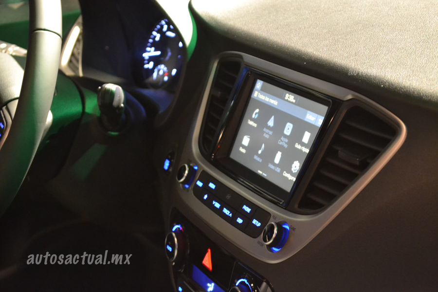 Hyundai Accent 2018 presentación en México interior pantalla touch Android Auto Apple CarPlay y Aire acondicionado
