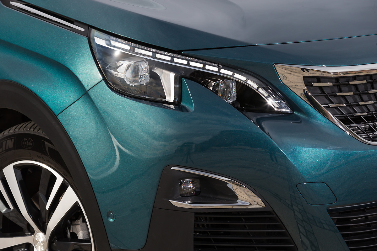 Peugeot 5008 SUV nuevos faros frontales LED de diseño futurista