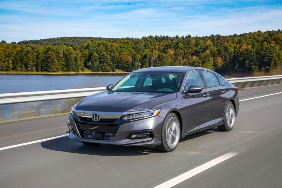 Honda Accord 2018 en carretera color gris