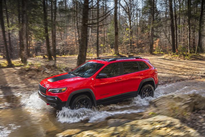 Jeep Cherokee 2019 color rojo en bosque sobre río