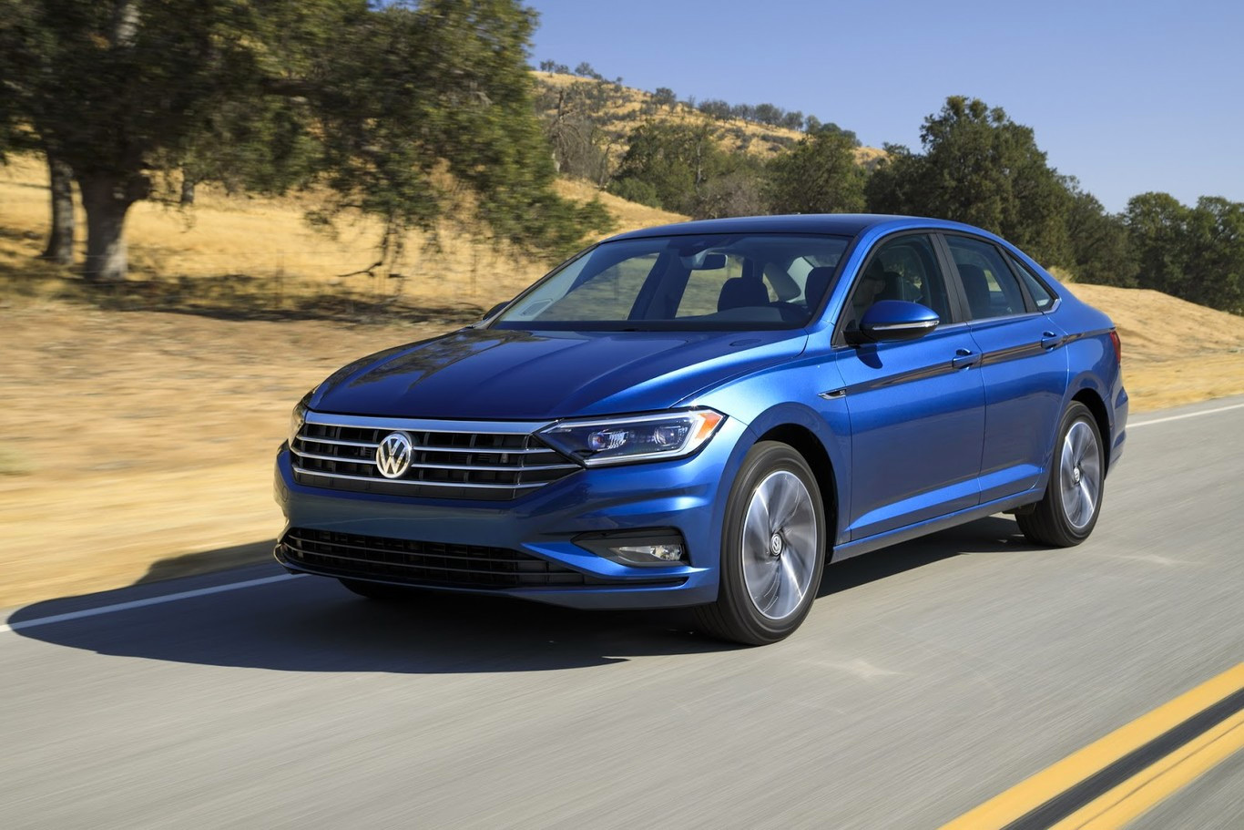 Nuevo Volkswagen Jetta 2019 exterior lateral y frente en carretera