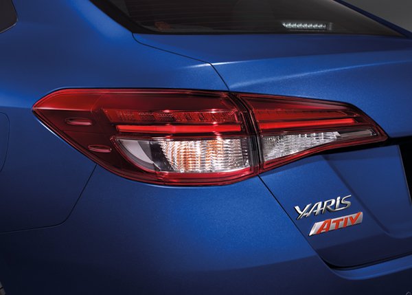 Yaris sedán 2018 posterior faros