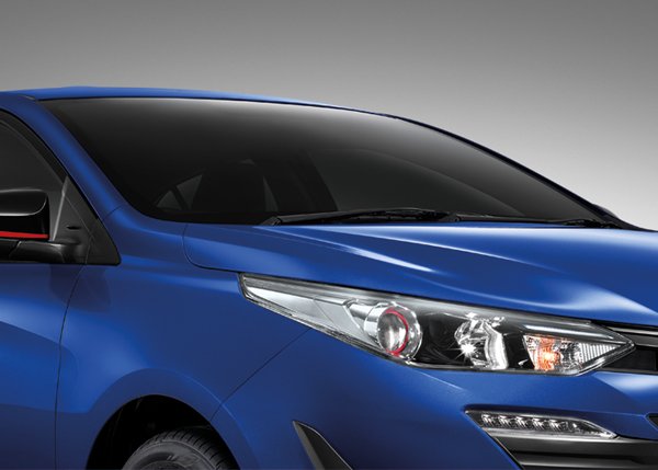 Yaris sedán 2018 color azul frente faros