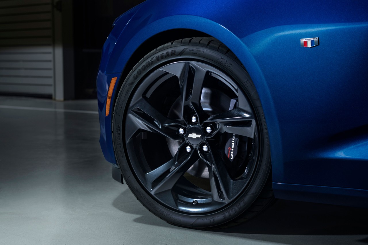 Chevrolet Camaro SS 2019 nuevos rines de 20 pulgadas en color oscuro