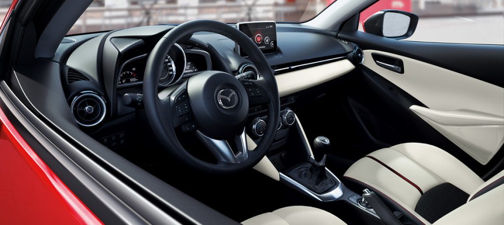 Mazda 2 sedán 2018 interior