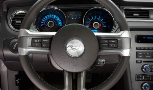 Ford Mustang 2013 en México volante controles interior