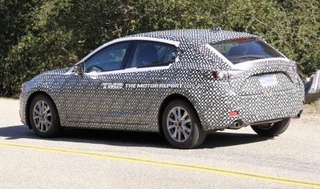 El Mazda 3 2014 fotos espía con camuflaje
