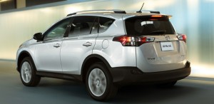 Toyota RAV4 2013 nueva generación para México parte trasera sin llanta