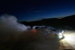 Volkswagen Polo R WRC gana en el Rally de Italia frente ruta oscuridad