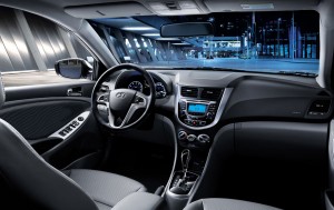 Dodge Attiude 2014 en México interiores consola