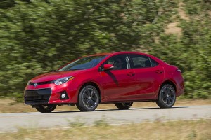 Nuevo Toyota Corolla 2014 color rojo en carretera