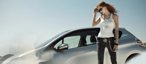 Peugeot 208 2014 en México de lado con modelo mujer