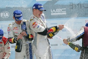 Volkswagen Polo R WRC rally en podio celebrando Lavatla piloto