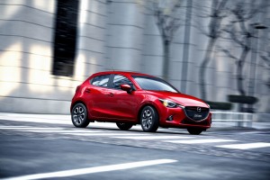 Mazda 2 2016 en calle dando vuelta