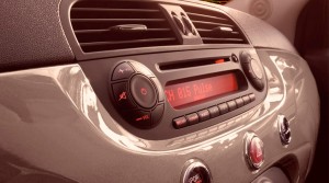 Fiat 500 Diavolo en México sistema de audio Blue&Me botones