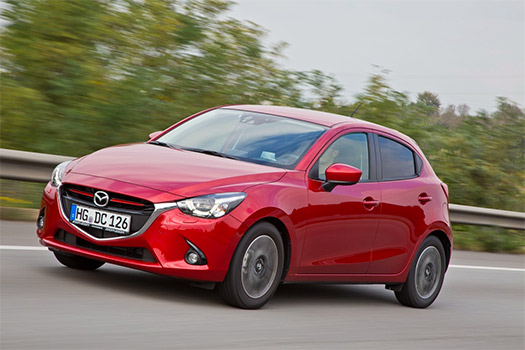 Mazda2 2016 versión para Europa diseño Kodo color rojo de lado