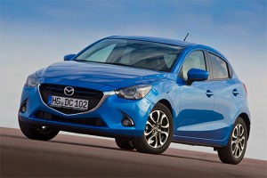 Nuevo Mazda2 2016 versión para Europa diseño Kodo color azul