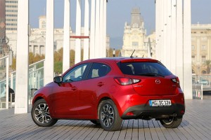 Mazda2 versión para Europa diseño Kodo color rojo posterior