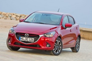 Mazda2 2016 versión para Europa diseño Kodo color rojo frente