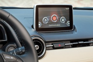 Mazda2 versión para Europa diseño Kodo interior pantalla touch