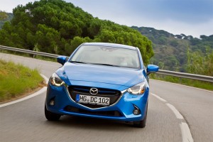 Mazda2 versión para Europa diseño Kodo color azul en carretera