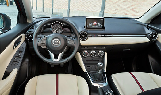 Mazda2 versión para Europa diseño Kodo interiores Cluster, pantalla touch palanca velocidades
