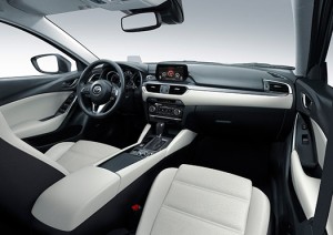 Nuevo Mazda6 actualización interior pantalla a color y Head Up Display