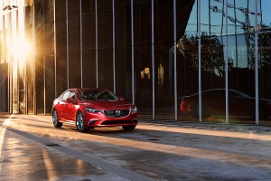 Nuevo Mazda6 actualización color rojo parado