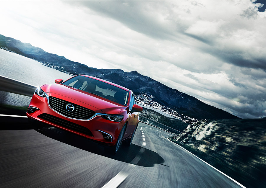 Nuevo Mazda6 actualización color rojo frente en carretera