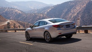 Nuevo Mazda6 parte posterior en carretera