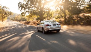 Nuevo Mazda6 parte posterior en carretera atardecer