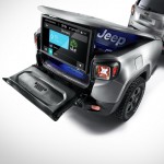 Jeep Renegade con remolque y pantalla
