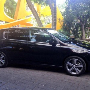 Nuevo Peugeot 308 color negro de lado