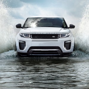Range Rover Evoque 2016 de frente sobre agua